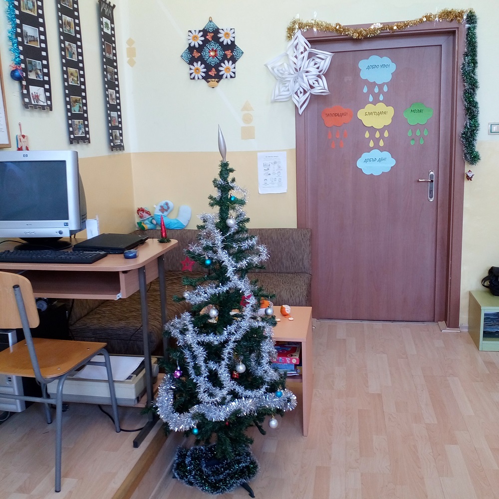 Г-жа Петкова, г-жа Димитрова и ученици от ОУ „П.Р.Славейков“,  гр. Бургас. „Както всяка година учениците украсиха ресурсния кабинет - с новогодишни песни и много весело настроение. Всяка година го правим по различен начин. Тази година елхата ни е сребърна...“